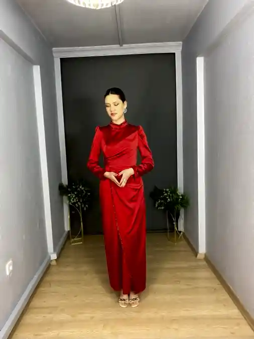 Kırmızı Tesettür  Saten Kol Boyun Sim Şerit Detaylı Abiye Elbise 