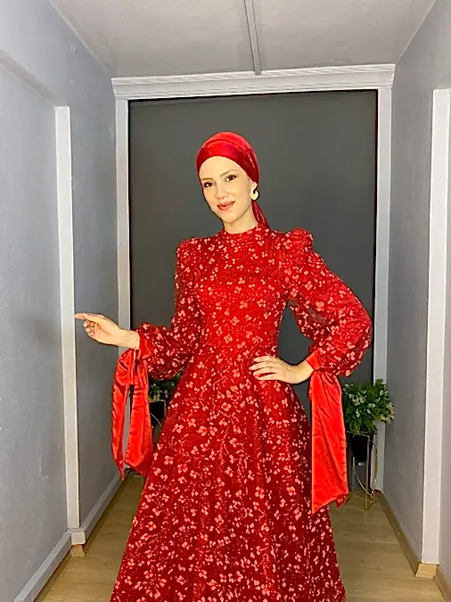 Kırmızı Tesettür Kol Detayı Saten Kurdele Tül Kabartma Çicekli Abiye Elbise