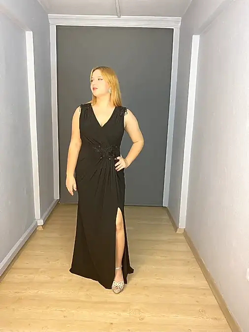 Siyah Büyük Beden Yırtmaçlı Likralı Yan Omuz İşli Uzun Abiye Elbise