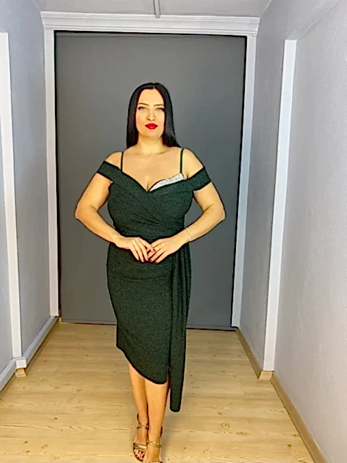 Zümrüt Madonna Yaka Esnek Simli Kumaş Kısa Abiye Elbise