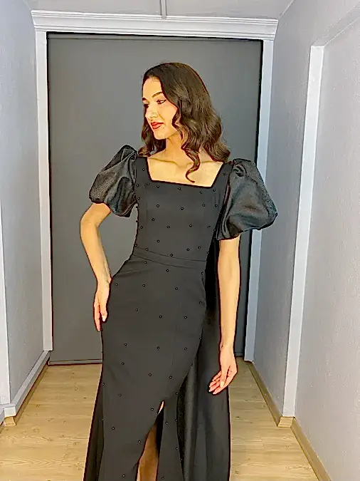 Siyah Kare Yaka Karpuz Kollu İnci Baskılı Yırtmaçlı Uzun Abiye Elbise