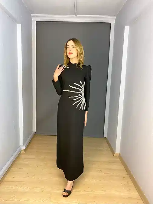 Siyah Tesettür Omuz Yan Taş Detaylı Dik Yaka Abiye Elbise