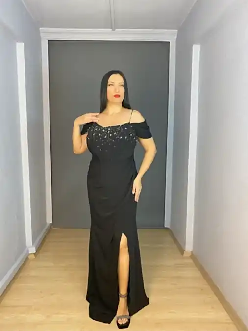 Siyah Büyük Beden Madonna Yaka Yaka Taş Detaylı Yırtmaçlı Abiye Elbise