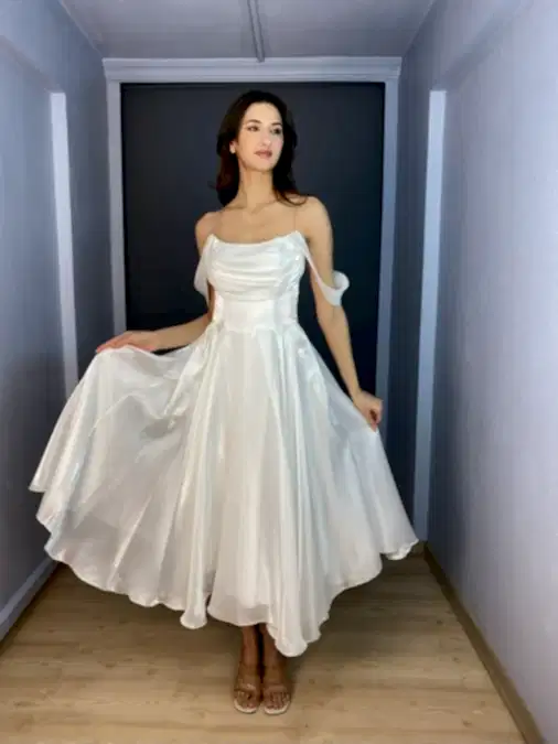 Beyaz Madonna Yaka Kloş Organze Midi Abiye Elbise