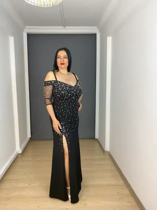 Siyah Büyük Beden Kayık Yaka Taş İşli Yırtmaçlı Uzun Abiye Elbise 
