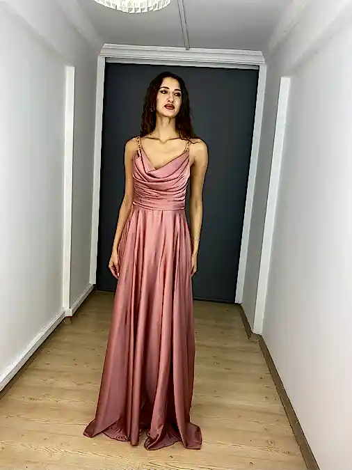 Gül Kurusu Saten A Kesim Degaje Yaka Zincir Askılı Uzun Abiye Elbise