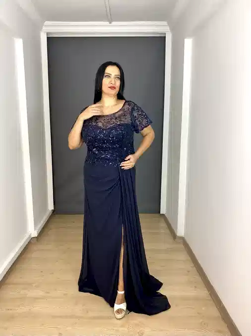 Lacivert Büyük Beden Yarım Kollu Yırtmaçlı Üst Güpürlü Uzun Abiye Elbise