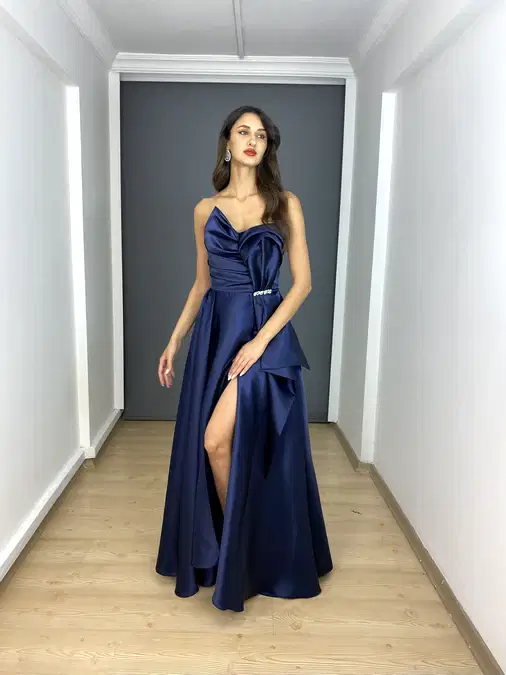 Lacivert Organze Saten Straplez Broş Detaylı Yırtmaçlı Uzun Abiye Elbise