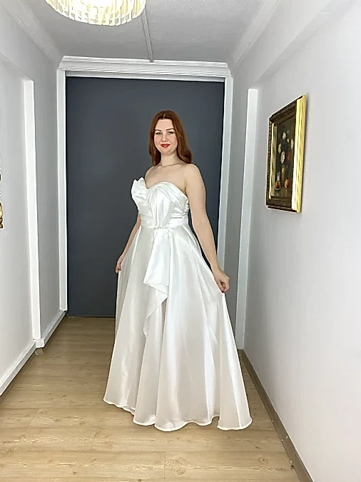Beyaz Organze Saten Straplez Broş Detaylı Yırtmaçlı Uzun Abiye Elbise