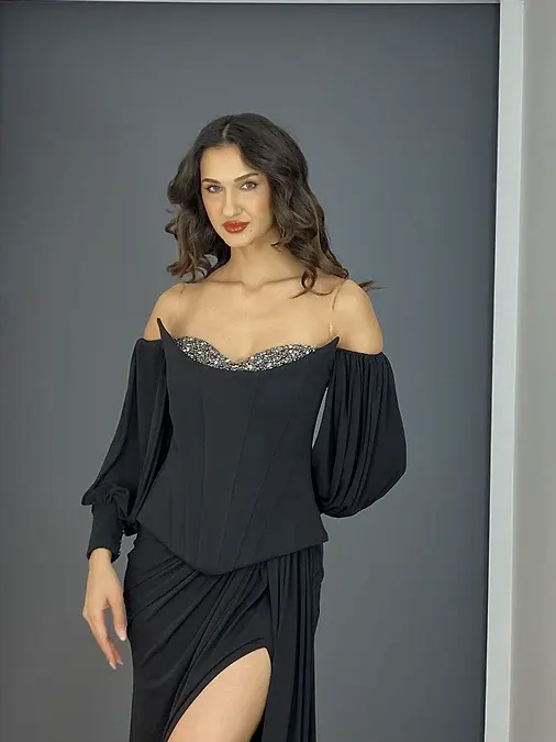 Siyah Straplez Kollu Yırtmaçlı Sırtı Bağlamalı Uzun Abiye Elbise