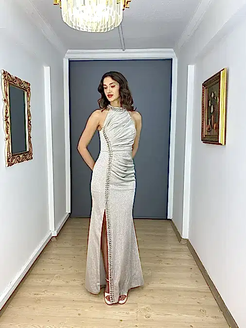 Bej Dik Yaka  Yan Taş Detaylı Yırtmaçlı Uzun Abiye Elbise