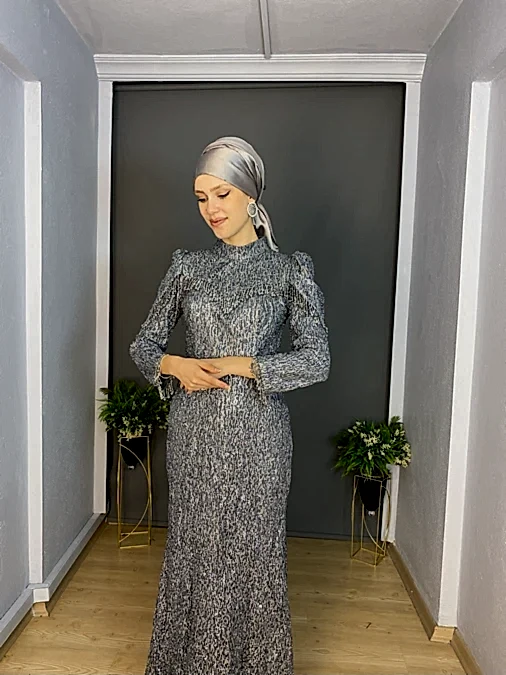  Gri Tesettür Yaka Kol Detayı Sarkaç Boncuklu Simli Uzun Abiye Elbise