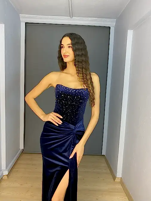 Lacivert Kadife Straplez Üst İnci Taş Detaylı Yırtmaçlı Uzun Abiye Elbise