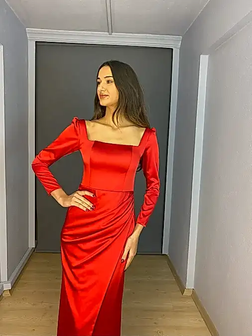 Kırmızı Saten Kare Yaka Uzun Kollu Yırtmaçlı Uzun Abiye Elbise