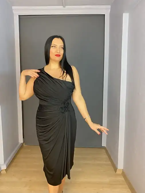  Siyah Tek Omuz Yan Motif Detaylı Kısa Abiye Elbise
