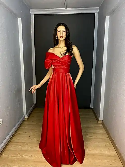 Kırmızı Tek Omuz Detaylı Organze Saten Uzun Abiye Elbise