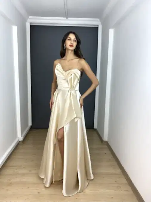 Gold Organze Saten Straplez Broş Detaylı Yırtmaçlı Uzun Abiye Elbise