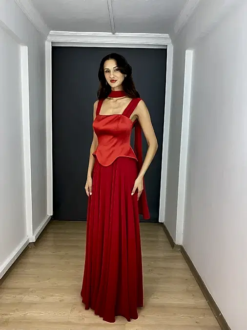 Kırmızı Üst Saten Korsajlı Straplez Asklı Şifon Uzun Abiye Elbise