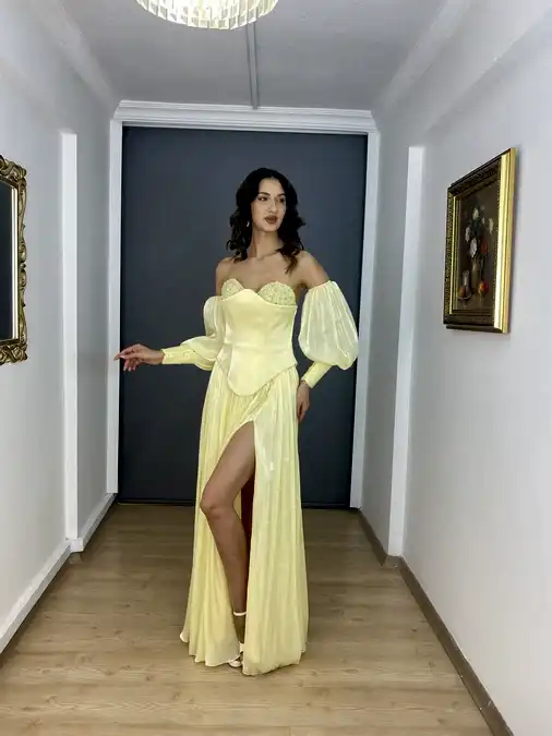 Sarı Straplez Yaka Taşlı Yırtmaçlı Kollu Uzun Abiye Elbise