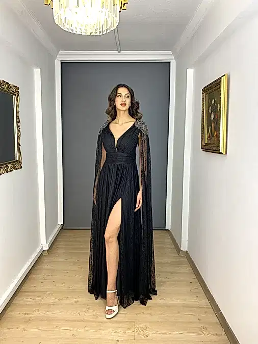 Beyaz Dantel V Yaka Pelerin Kollu Yırtmaçlı Uzun Abiye Elbise