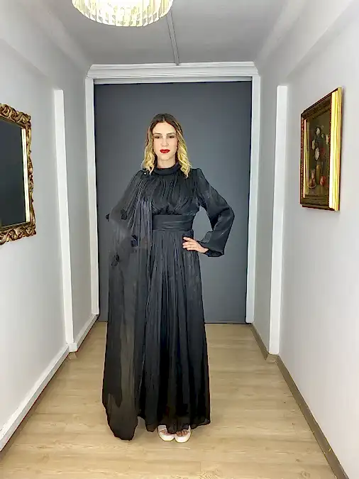 Siyah Tesettür Dik Yaka Omuz Pelerin Detaylı Uzun Abiye Elbise