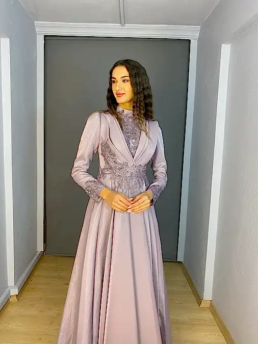 Lila Tesettür Kol Yaka İşlemeli Abiye Elbise