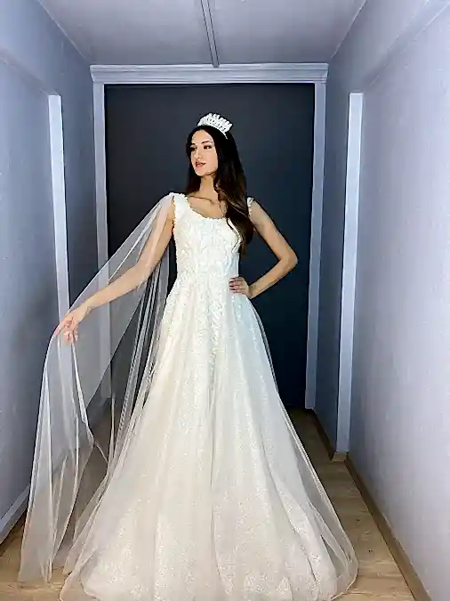 Beyaz Helen Sırt V Yoğun İşli Tek Kol Pelerin Detaylı Kuyruklu Gelinlik