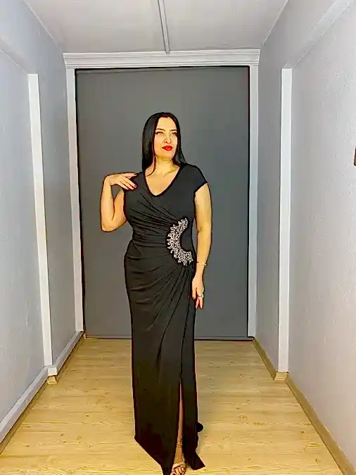 Siyah Büyük Beden V Yaka Yırtmaçlı Yan Taş Detaylı Uzun Abiye Elbise