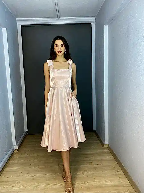 Pudra Saten Kare Yaka Cep Detaylı Kısa Abiye Elbise
