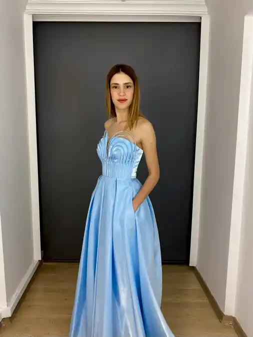 Bebe Mavi Organze Saten Cepli Straplez Yaka Detaylı Uzun Abiye Elbise 