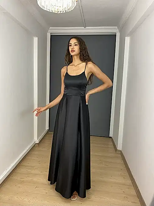 Siyah Saten İp Askılı Sırtı Bağlamalı Yırtmaçlı Uzun Abiye Elbise 