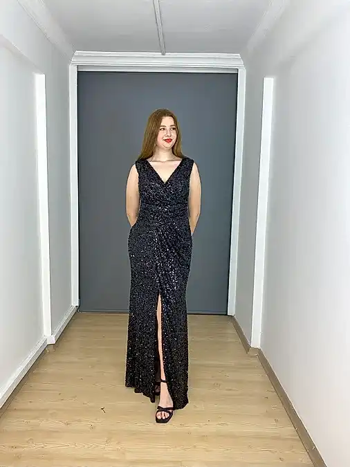 Siyah Pul Boncuk Kalın Askılı V Yaka Yırtmaçlı Uzun Abiye Elbise