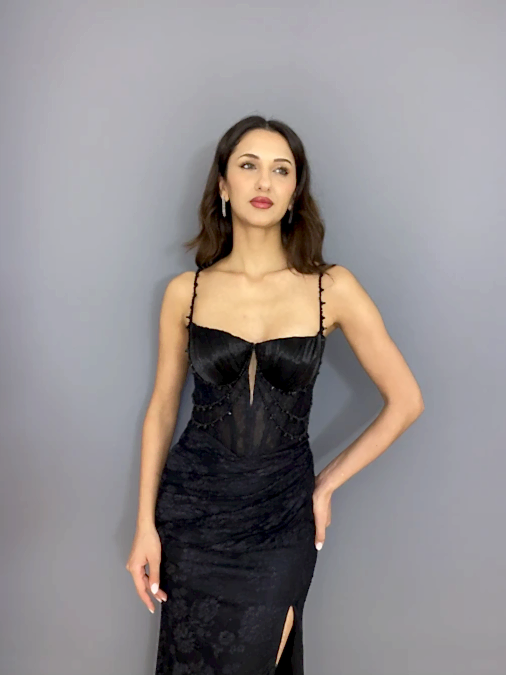 Siyah Dantel Askılı Yırtmaçlı Bel Transparan Boncuk Detaylı Abiye Elbise