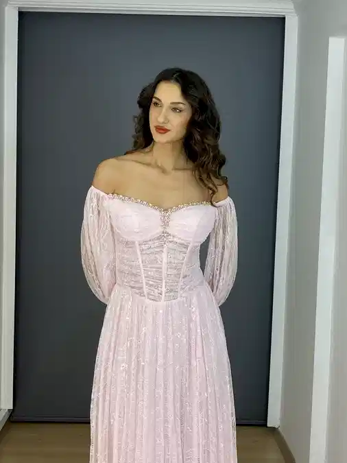 Pembe Dantel Kayık Yaka Uzun Kollu Bel Transparan Uzun Abiye Elbise