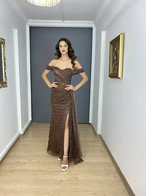 Kahverengi Kayık Yaka Simli Payet Yırtmaçlı Uzun Abiye Elbise