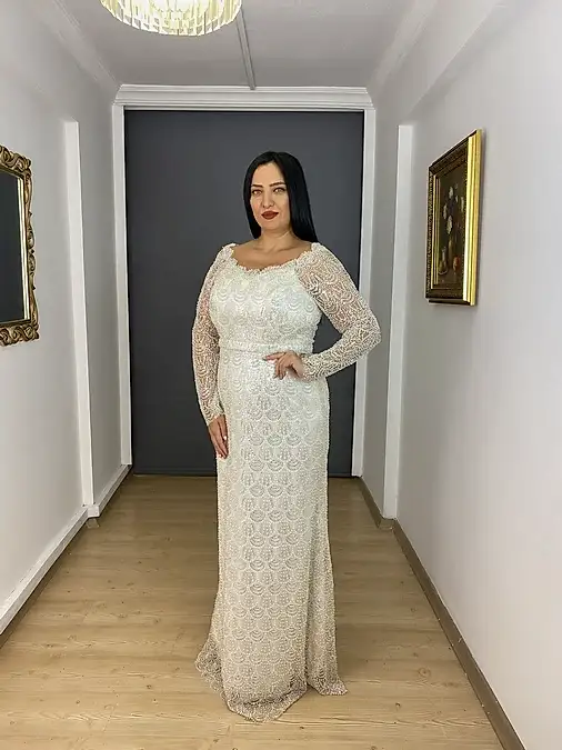 Beyaz Büyük Beden Uzun Kollu Kayık Yaka İşlemeli Uzun Abiye Elbise