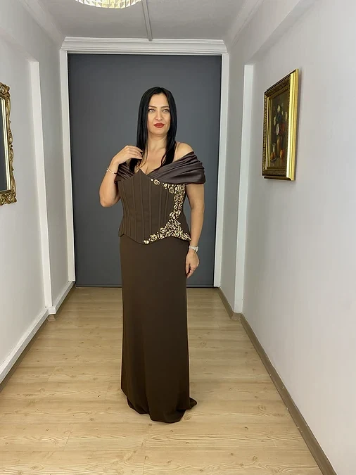 Kahverengi Büyük Beden Madonna Yaka Korsajlı Yan Taş İşli Uzun Abiye Elbise