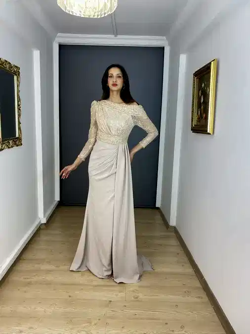 Bej Asimetrik Yaka Uzun Kollu Üst Payet Yırtmaçlı Uzun Abiye Elbise 