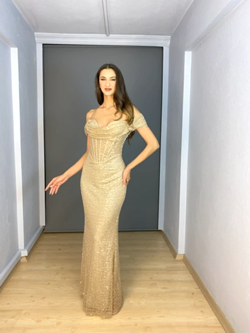 Gold Kayık Yaka Bel Transparan Pul Boncuk Uzun Abiye Elbise