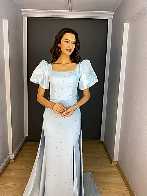Bebe Mavisi Kare Yaka Karpuz Kollu İnci Baskılı Yırtmaçlı Uzun Abiye Elbise