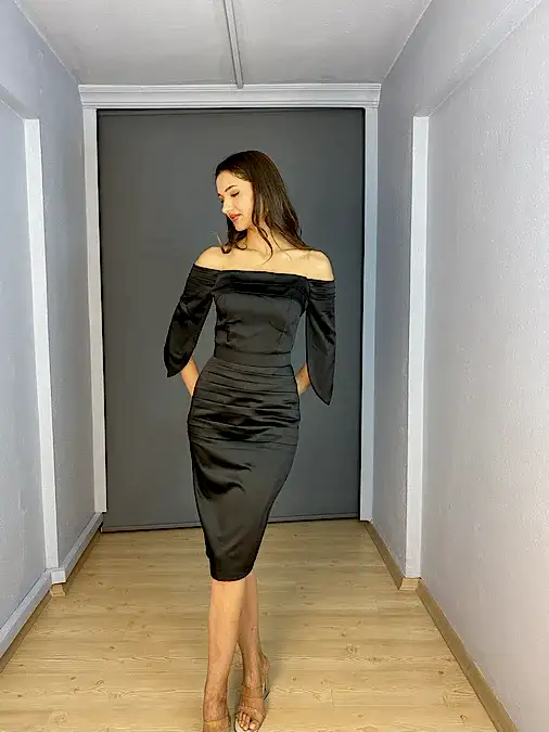 Siyah Saten Kayık Yaka Kol Detaylı Kalem Kısa Abiye Elbise