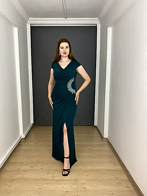 Zümrüt Büyük Beden V Yaka Yırtmaçlı Yan Taş Detaylı Uzun Abiye Elbise