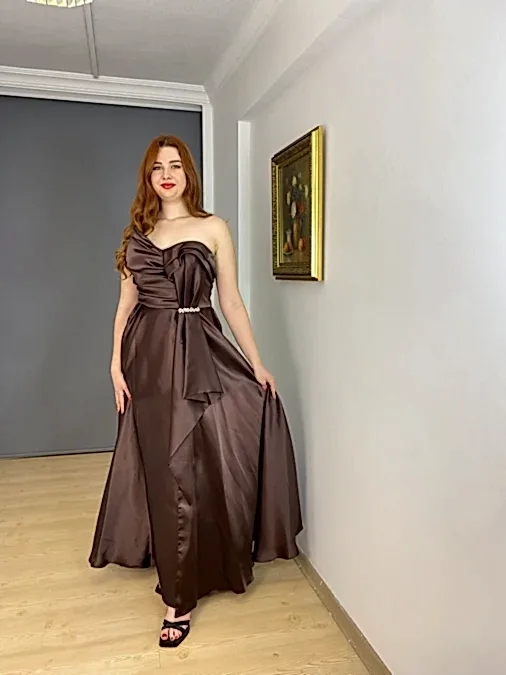 Kahverengi Organze Saten Straplez Broş Detaylı Yırtmaçlı Uzun Abiye Elbise