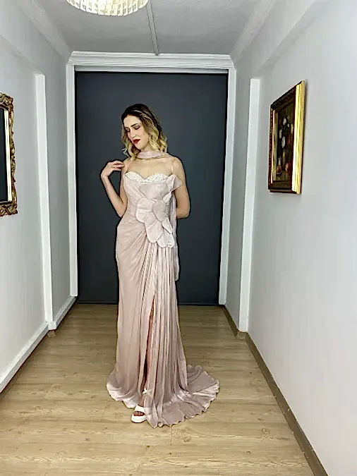 Bebe Mavisi Straplez Yaka Taşlı Yan Çiçek Detaylı Yırtmaçlı Uzun Abiye Elbise