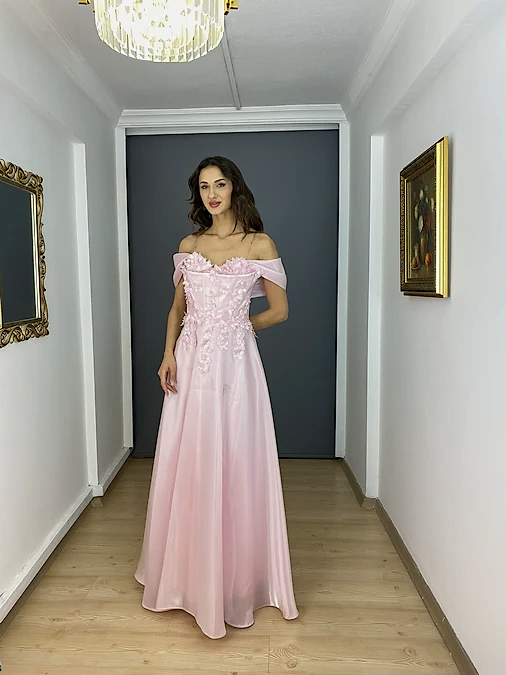 Pembe Kayık Yaka Çicek Detaylı Organze Saten Uzun Abiye Elbise