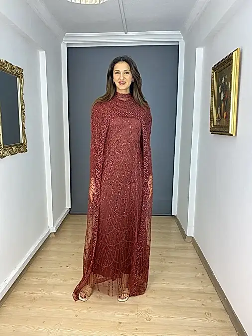 Bordo Tesettür İşli Dik Yaka Pelerinli Abiye Elbise