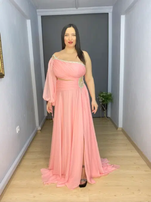 Pembe Büyük Beden Şifon Tek Kol Yaka Yan Şerit Taşlı Uzun Abiye Elbise 