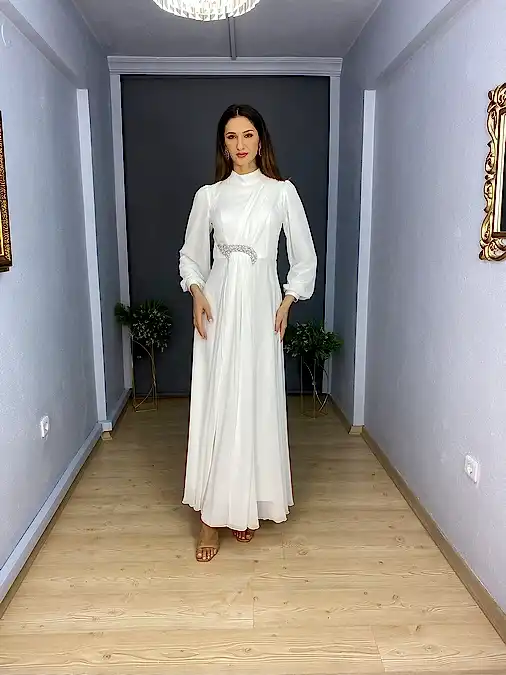 Beyaz Tesettür Şifon Toka Taş Detaylı Abiye Elbise