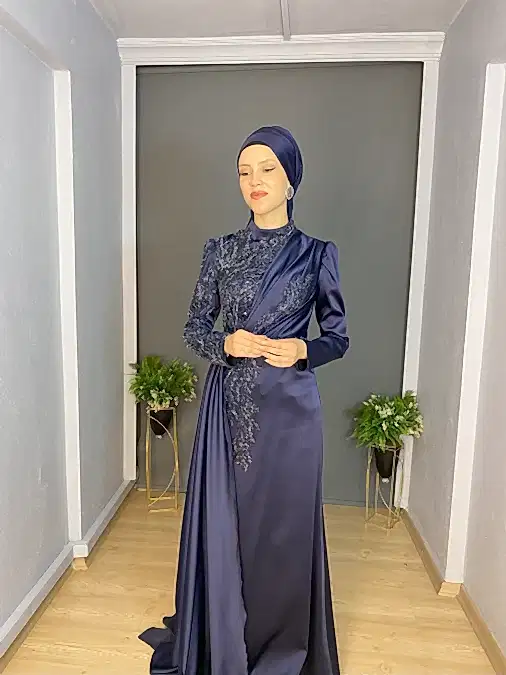 Lacivert Tesettür Saten Üst İşli Motif Detaylı Uzun Abiye Elbise