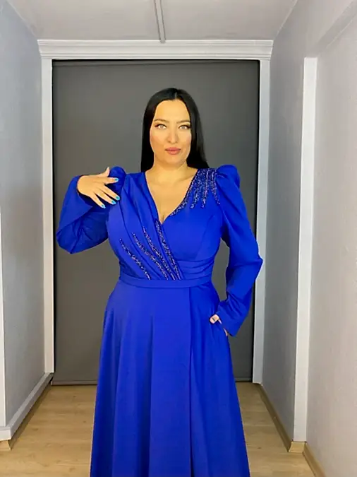 Saks Büyük Beden Uzun Kollu Yaka Drapeli Cep Detaylı Uzun Abiye Elbise 